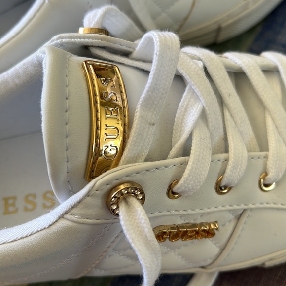 White Guess sneaker - Picture 3 of 6